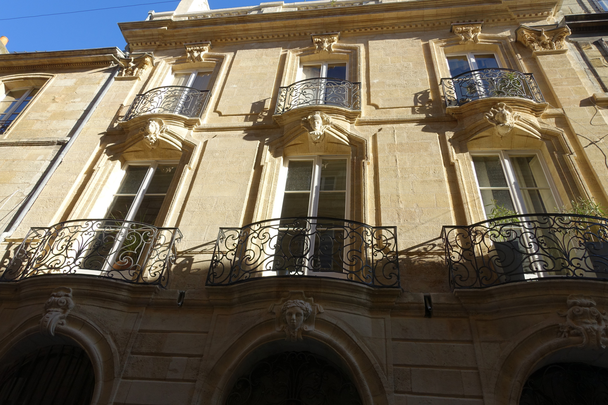 vente Appartement 5 pièces avec patio Bordeaux Quartier Chartrons. J